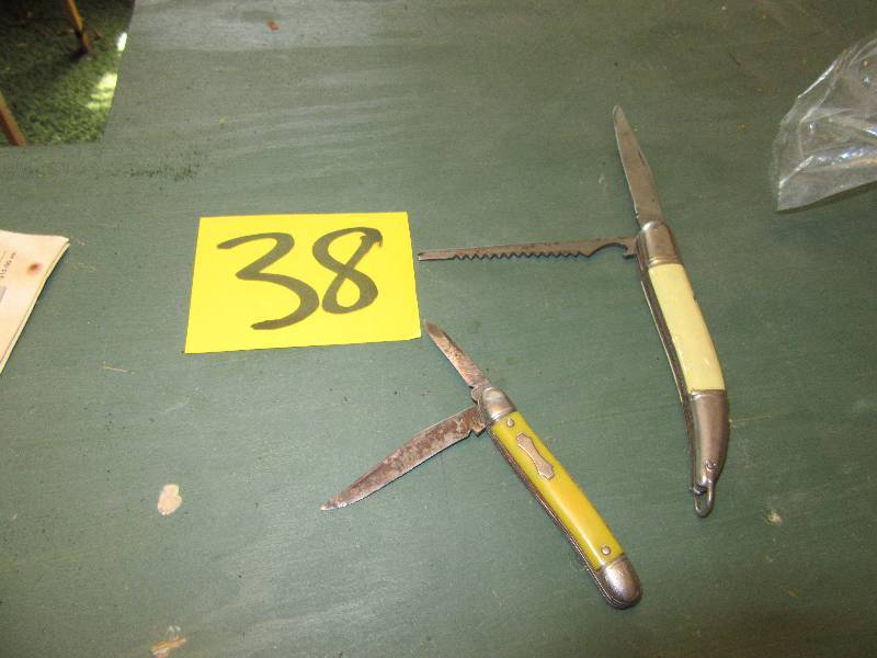 lot 38 image: 2 jack knives.. One looks to have mother of pearl, but a little loose.