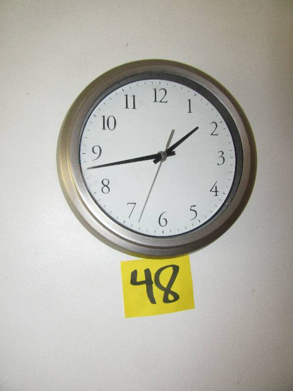 lot 48 image: Battery operated kitchen clock.. Metal BALLOON wall dcor