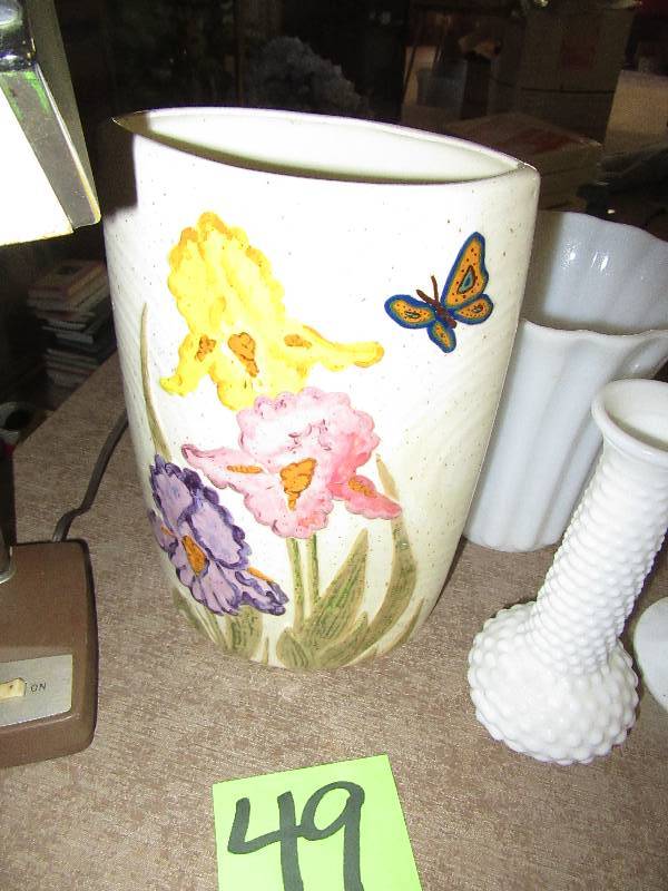 lot 49 image: Misc. vases and a vintage desk lamp.. Lamp works