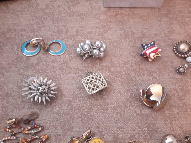 lot 65 image: 30 Pair of vintage ear rings
