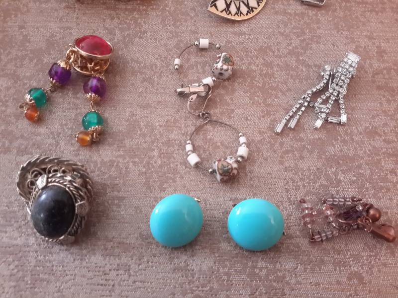 lot 66 image: 30 Pair of vintage ear rings