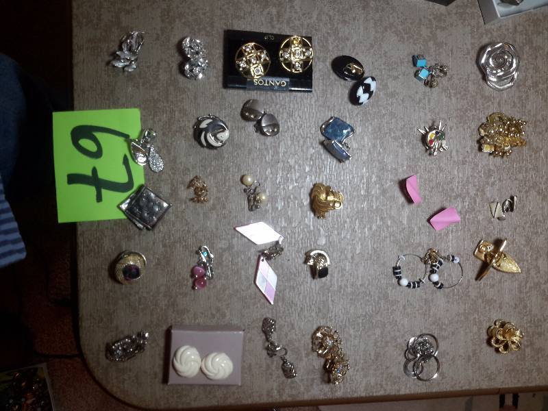 lot 67 image: 30 Pair of vintage ear rings