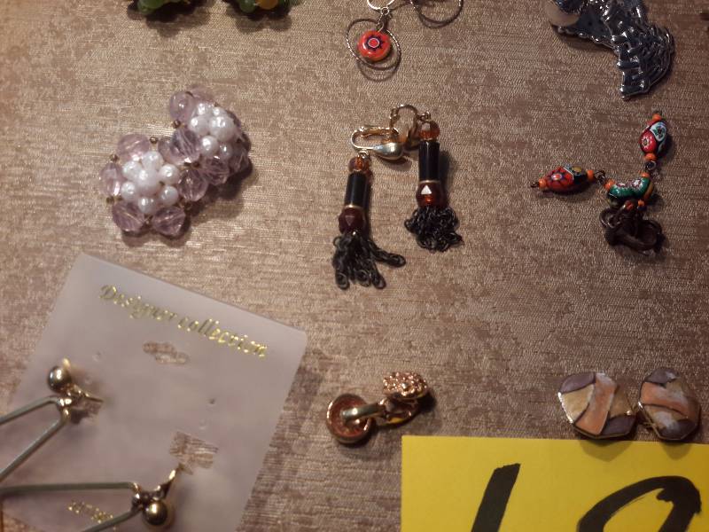 lot 68 image: 30 Pair of vintage ear rings