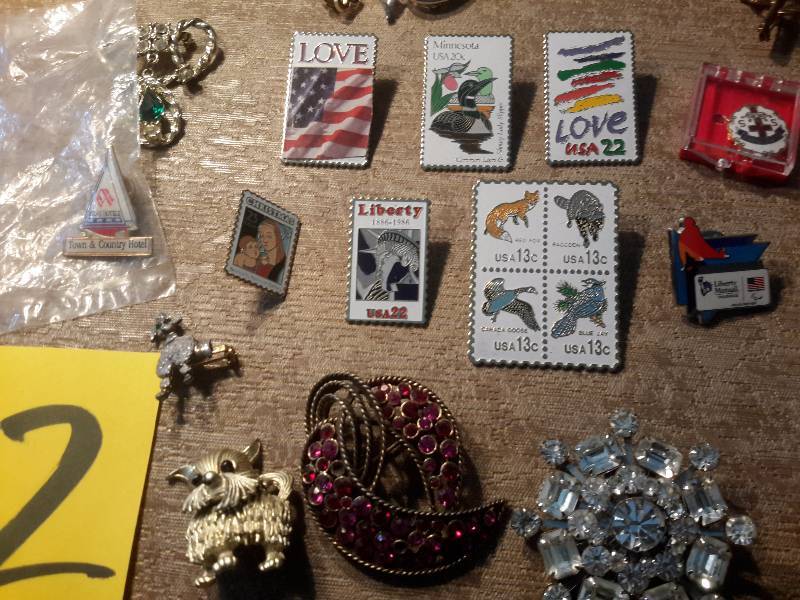 lot 72 image: Large lot of vintage PINS