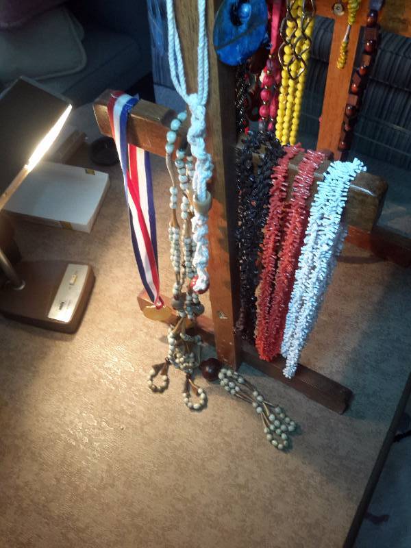 lot 76 image: Lot of necklaces and the hanger as pictured