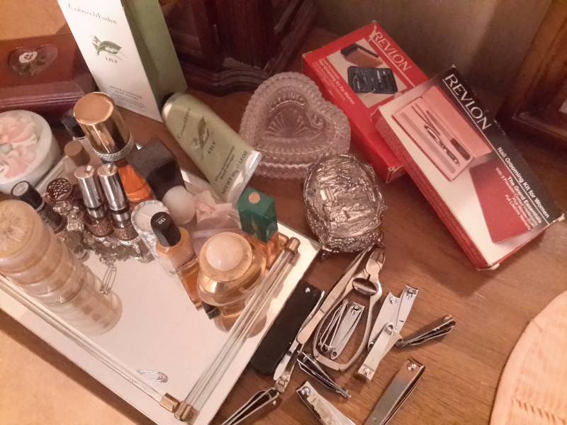 lot 85 image: Miscellaneous items from the top of the dresser