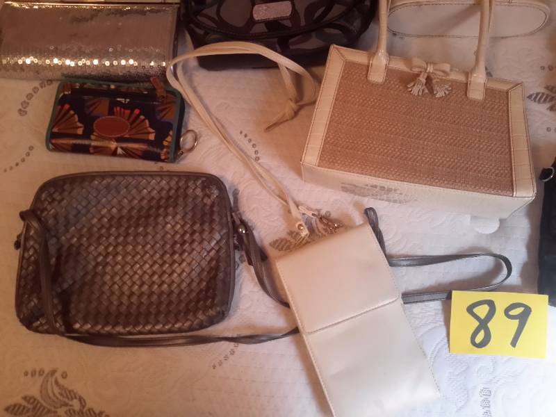 lot 89 image: Large lot of vintage purses.. See closeups