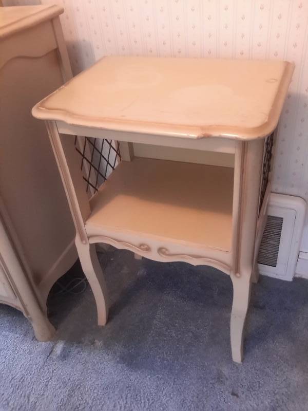lot 95 image: Nice blonde wood Dresser and mirror and side table