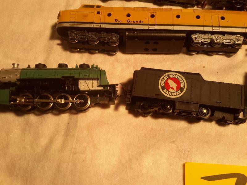 lot 7 image: 6, HO Scale Train cars as pictured