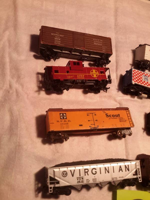lot 9 image: 8, HO Scale Train cars as pictured