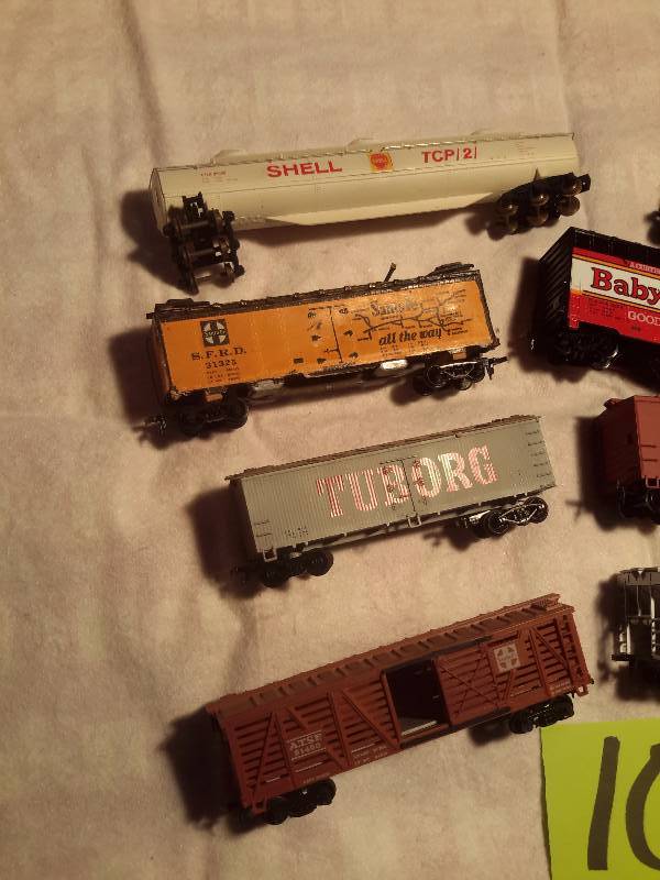 lot 10 image: 8, HO Scale Train cars as pictured