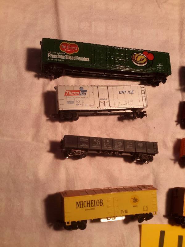 lot 11 image: 8, HO Scale Train cars as pictured