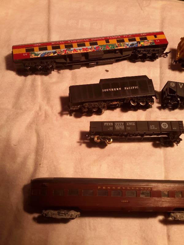 lot 13 image: 5, HO Scale Train cars  1, 4 section coaloil train