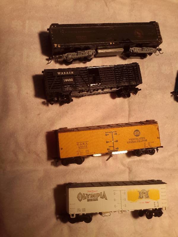 lot 14 image: 8, HO Scale Train cars as pictured