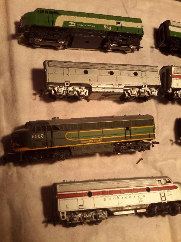 lot 15 image: 8, HO Scale Train cars as pictured