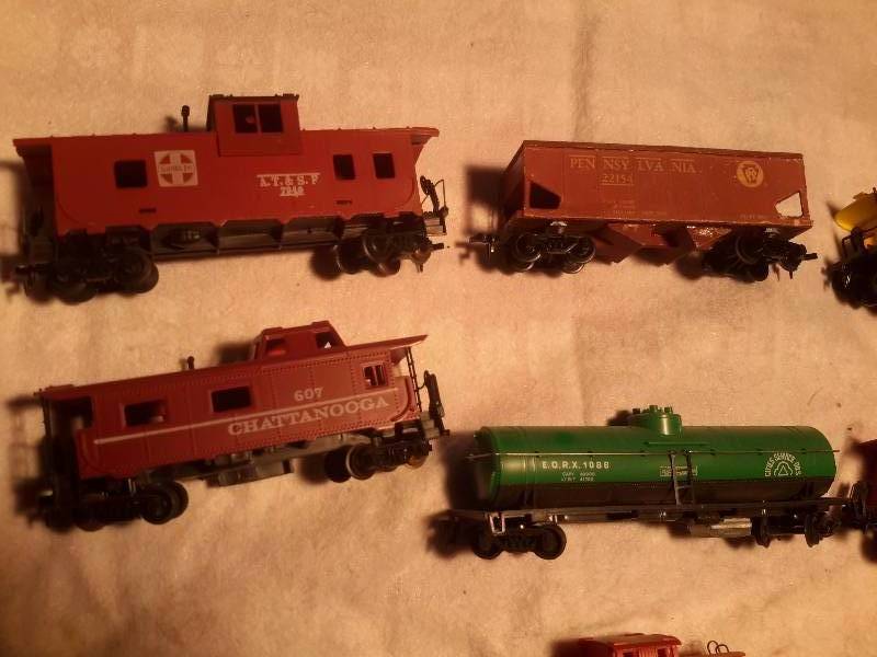 lot 16 image: 5, Ho Caboose  2 Ho Scale Train cars