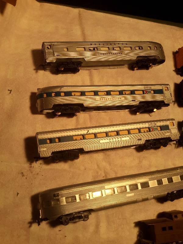 lot 19 image: 9, HO Scale Train Cars as pictured