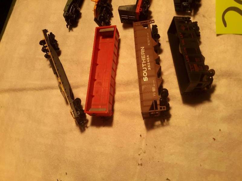 lot 20 image: 8, HO Scale Train cars as pictured