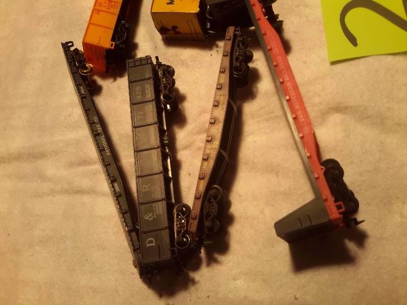 lot 21 image: 7, HO Scale Train cars as pictured