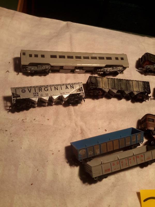 lot 23 image: 9, HO Scale Train Cars as pictured
