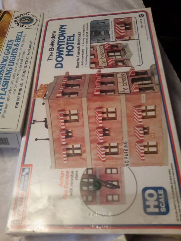 lot 25 image: HO model buildings and Accessories.. Most new in the box