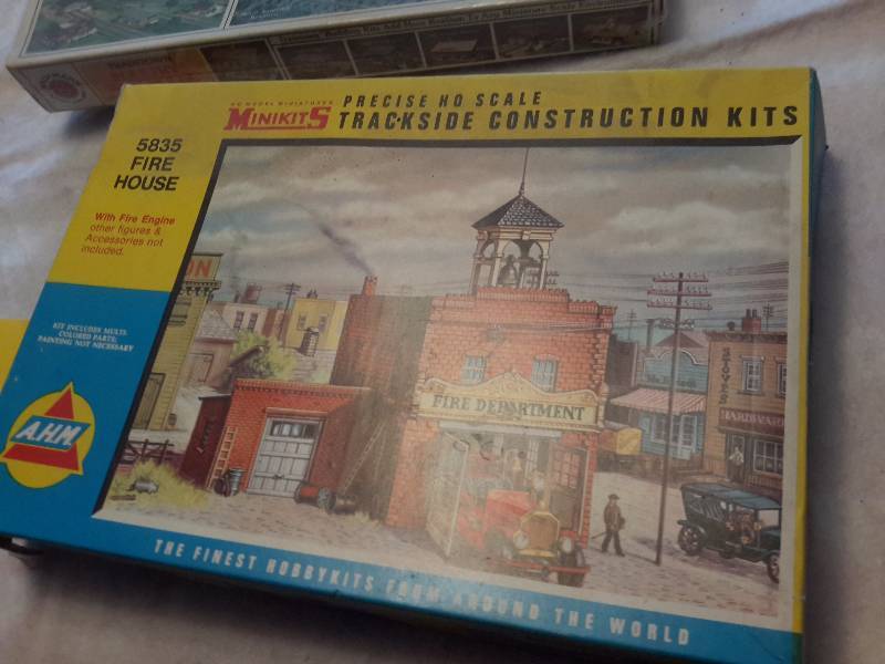 lot 27 image: HO model buildings. Some new, some taken from the display