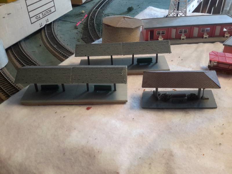 lot 32 image: HO Railroad buildings and accessories as pictured.. Not the mid century Motel..