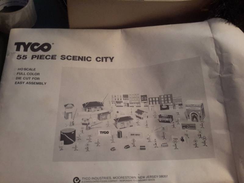 lot 33 image: Misc. HO Train Accessories as pictured..