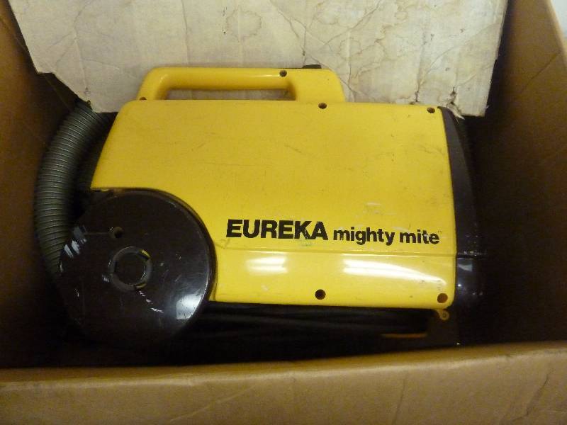 lot 413 image: Eureka Mighty Mite Vac