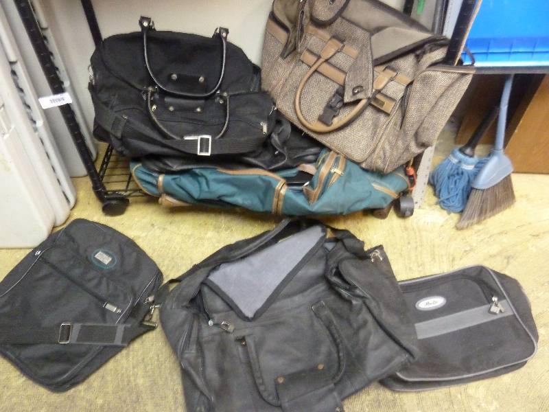 lot 417 image: Luggage and Bag Lot