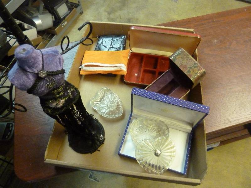 lot 423 image: Jewelry Boxes and More