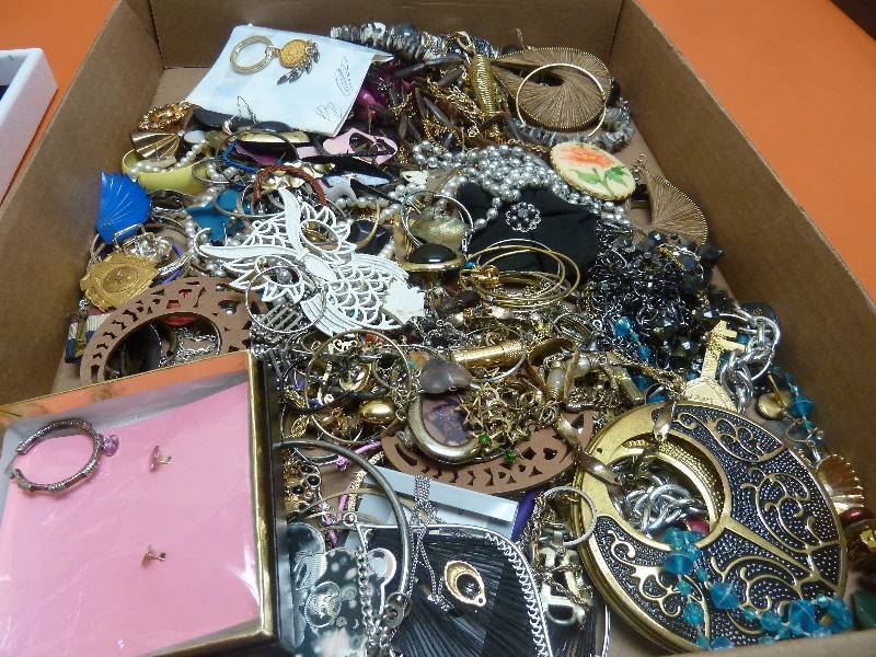 lot 432 image: Large Costume Jewelry Lot