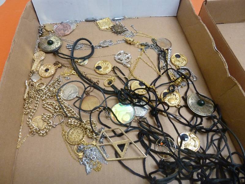 lot 435 image: Jewelry Lot