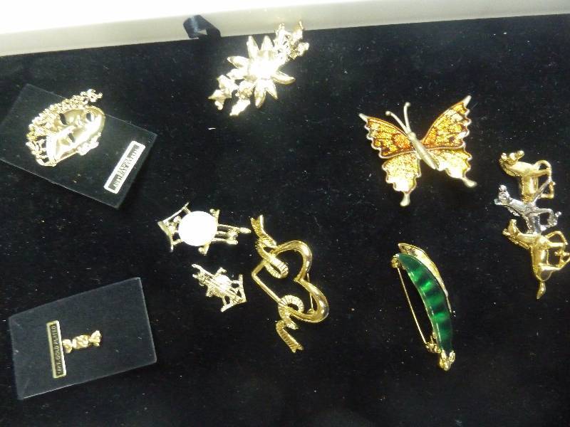 lot 441 image: Jewelry Lot