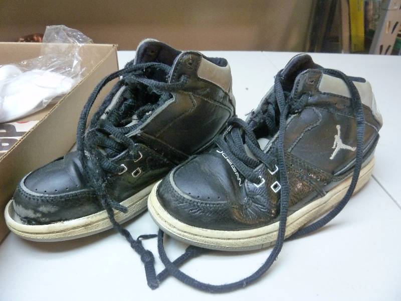 lot 494 image: Kids Air Jordan Shoes