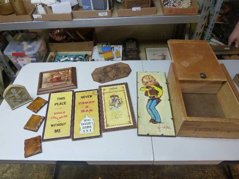 lot 513 image: Vintage Decor Lot