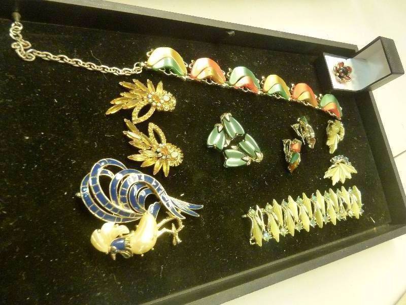 lot 524 image: Costume Jewelry Lot