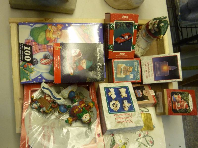 lot 530 image: Christmas Lot