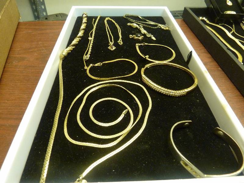 lot 537 image: Jewelry Lot