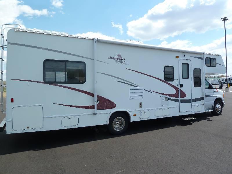 lot 1 image: 2004 Forest River Sunseeker 3100SS Class C Motorhome with Slide-out