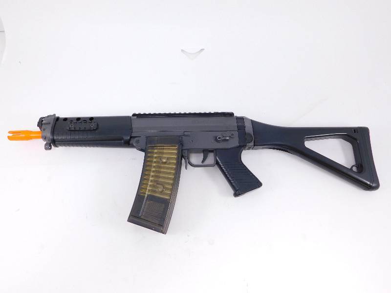 lot 2 image: Sig Sauer 552 Airsoft Gun with Double Eagle Stackable Clips