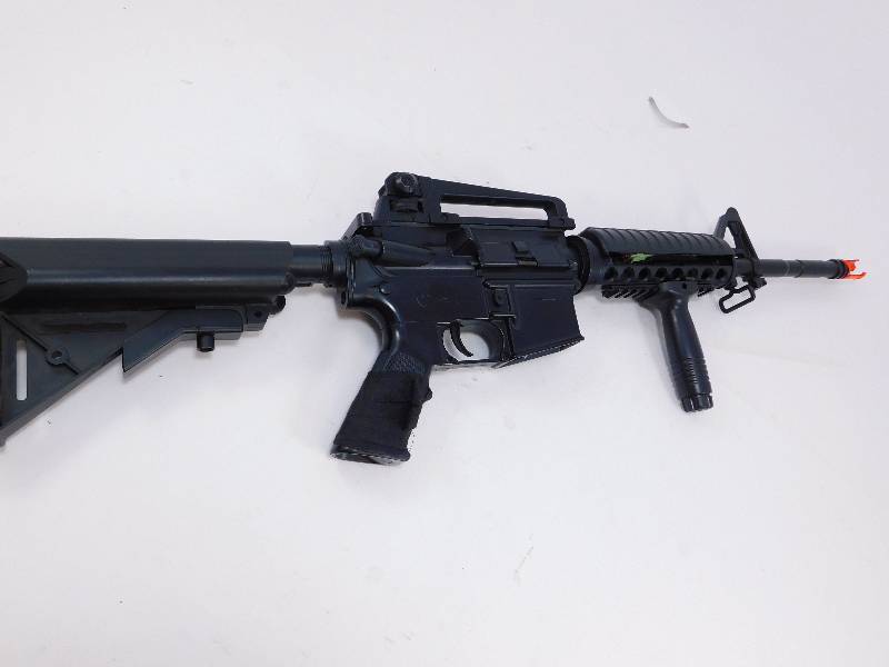 lot 9 image: Battery Powered Replica AR Airsoft Rifle