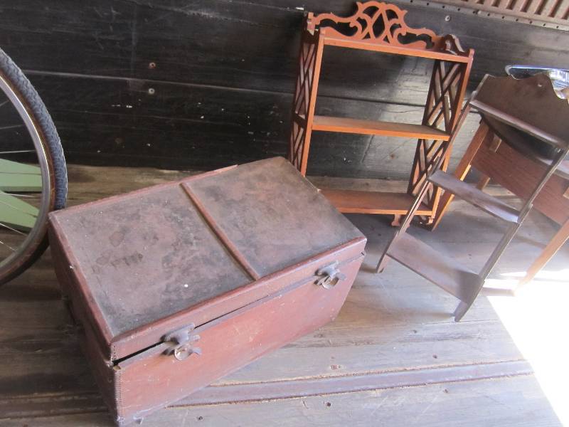 lot 3 image: Antique trunk wiuth latches and 2 d...