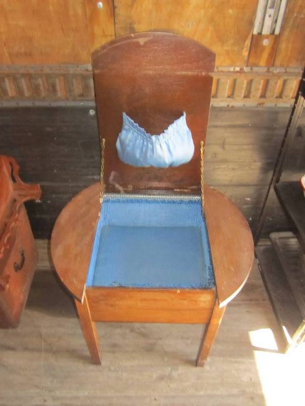 lot 11 image: Antique treasure box...