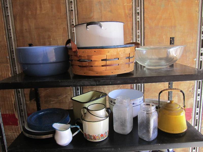 lot 13 image: Lot of enamelware and other vintage...