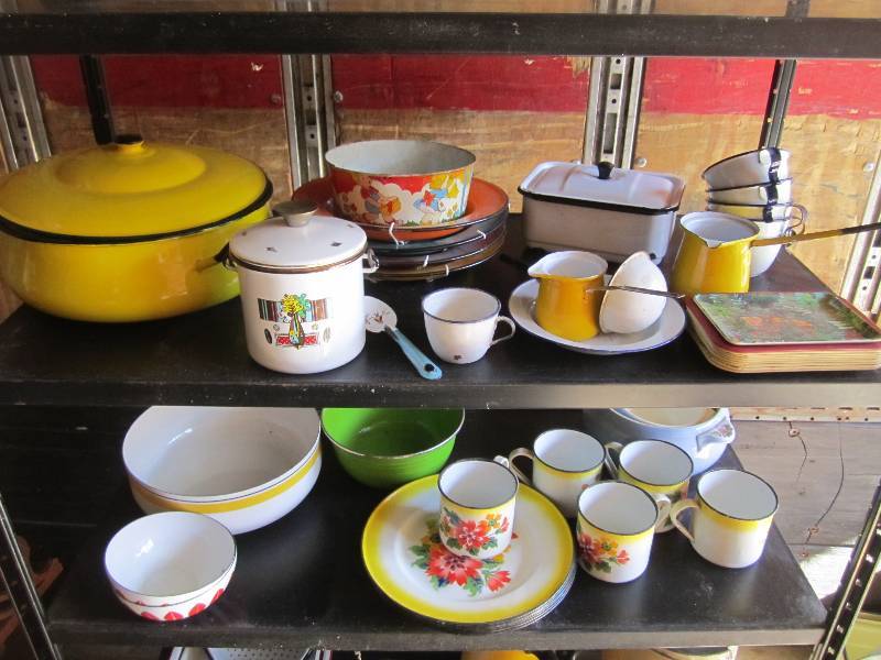 lot 14 image: Lot of enamelware and other vintage...
