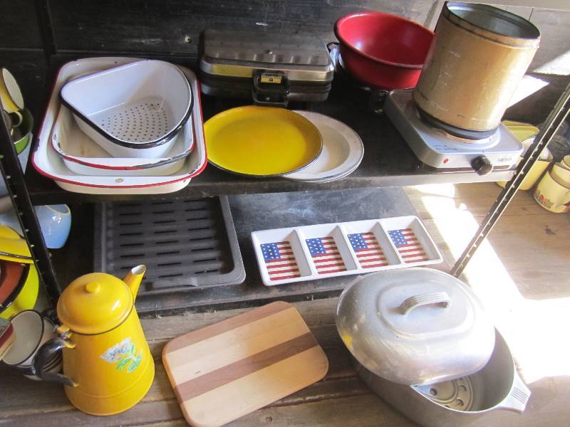 lot 15 image: Lot of enamelware and other vintage...