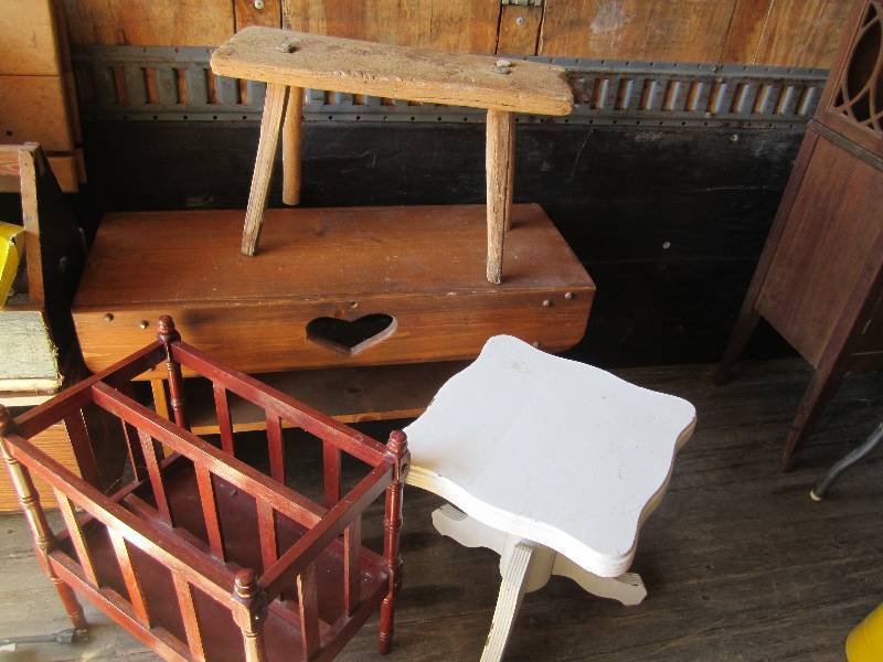 lot 18 image: Lot of vintage furniture...