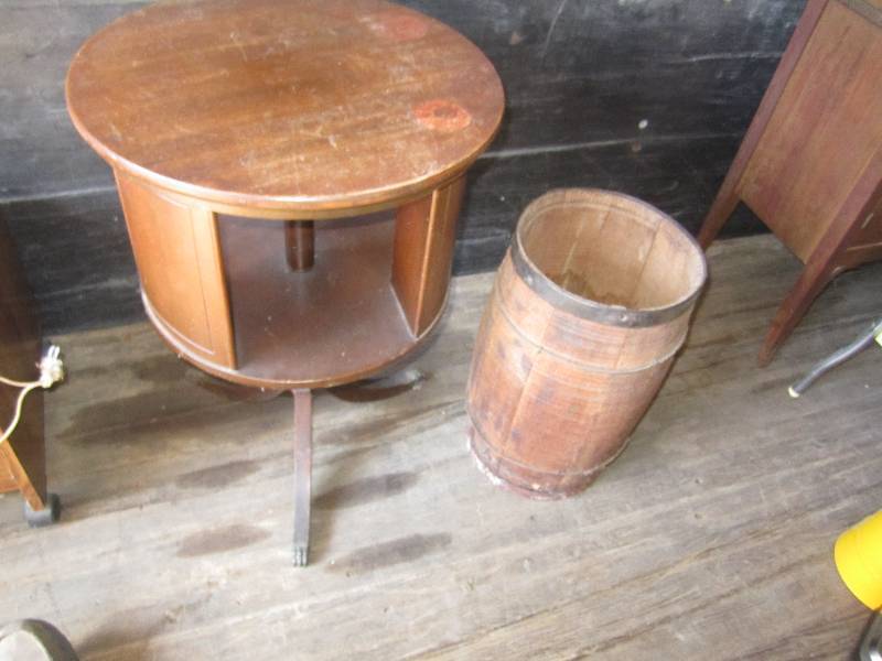 lot 24 image: Antiqie stand, center cylinder turn...