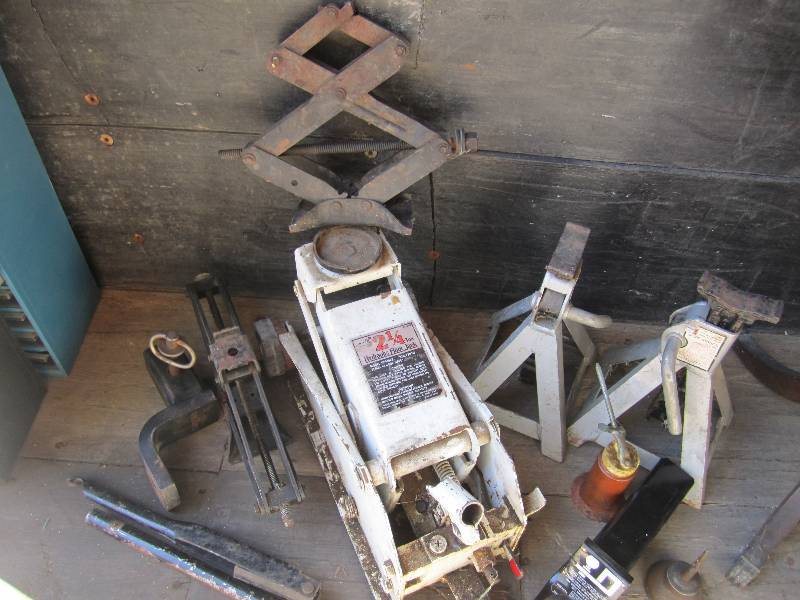 lot 27 image: Lot of vehicle jacks, stands, hitch...